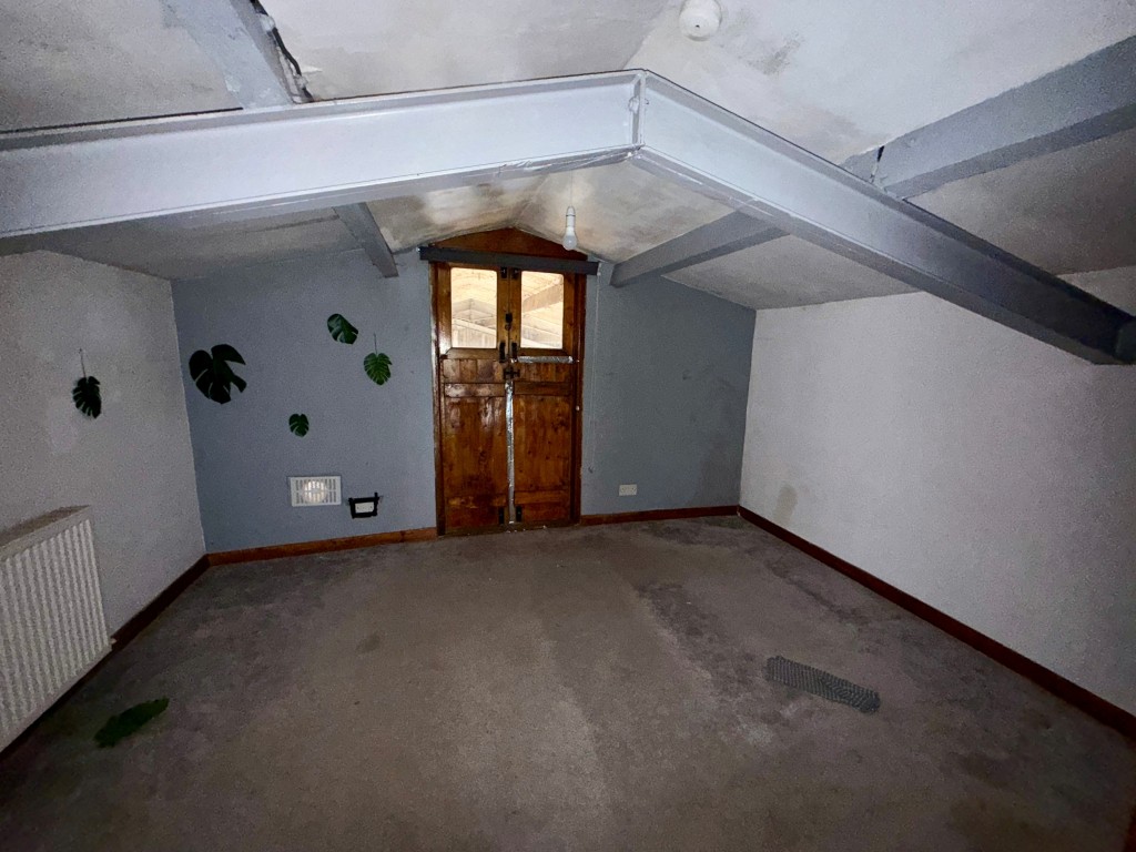 Lot: 80 - EQUESTRIAN FACILITY - INDOOR MANÈGE, STABLES, PADDOCKS AND ACCOMMODATION - Flat five - Bedroom three